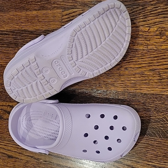 CROCS Light Purple Clogs Size 4 Kids/Mens 6 Women - Picture 5 of 10